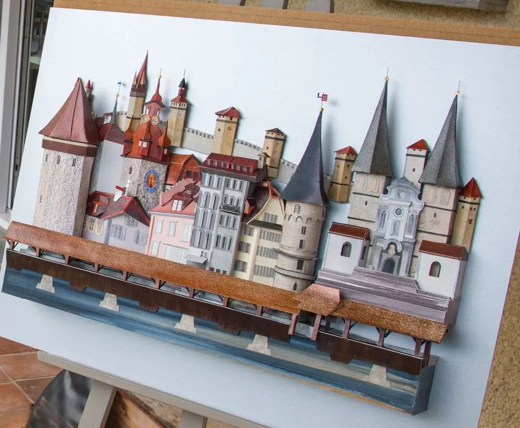 Sculptural Watercolour® Aquarell Bild von Prue Bishop mit den berühmten Türmen von Luzern und der Kapellbrücke – handgefertigt mit dreidimensionaler Tiefe, Teil ihrer einzigartigen Aquarell Bilder Kollektion.